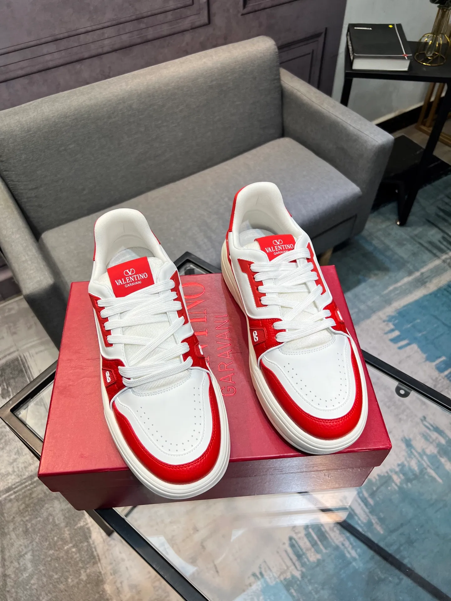 Men's men's shoes 💰660 𝑽𝒂𝒍𝒆𝒏𝒕𝒊𝒏𝒐 Valentino 𝑶𝒏𝒆𝑺𝒕𝒖𝒅 Couple's sneaker series Valentino 2025 latest couple's sneakers, celebrity style, hot sale. The original ZP was purchased and dismantled. Repeated pattern making and modification. I strive to restore the original version 1:1! Top luxury masterpiece, soft and comfortable, combining fashion and leisure, bringing excellent elegant texture and excellent on-foot comfort. Top purchase version upper: imported calfskin surface/original oil edge craftsmanship. Inner: water-dyed cowhide lining. Outsole: original development 𝐓𝐏𝐔 two-color combination outsole. Packaging: original configuration complete package. Code number: 35-44 yards. 34.45 can be customized. Can be customized (self-labeled-no label) order.